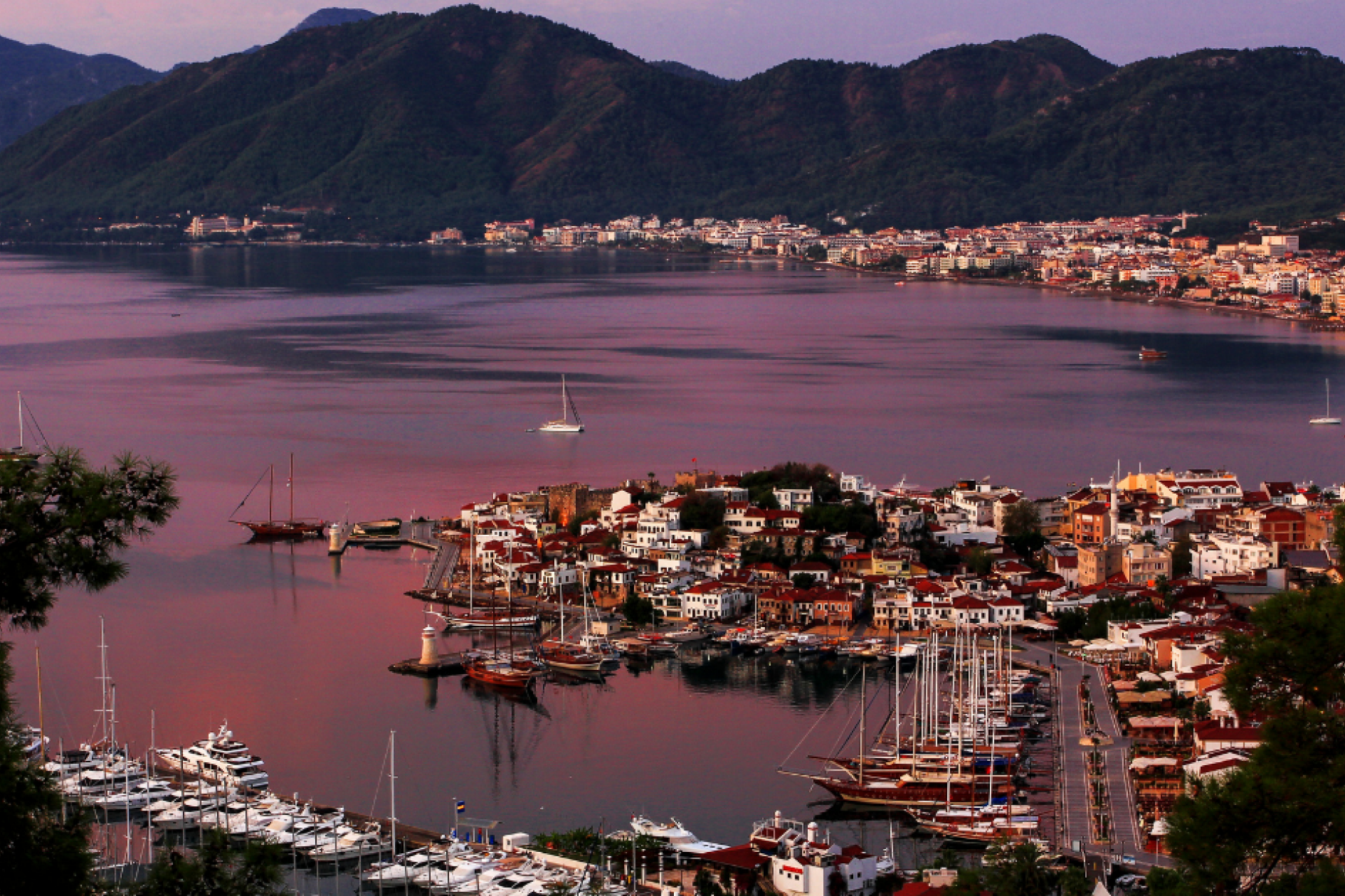 Boat Holiday Guide - Why Should You Take a Yacht Vacation in 2023?