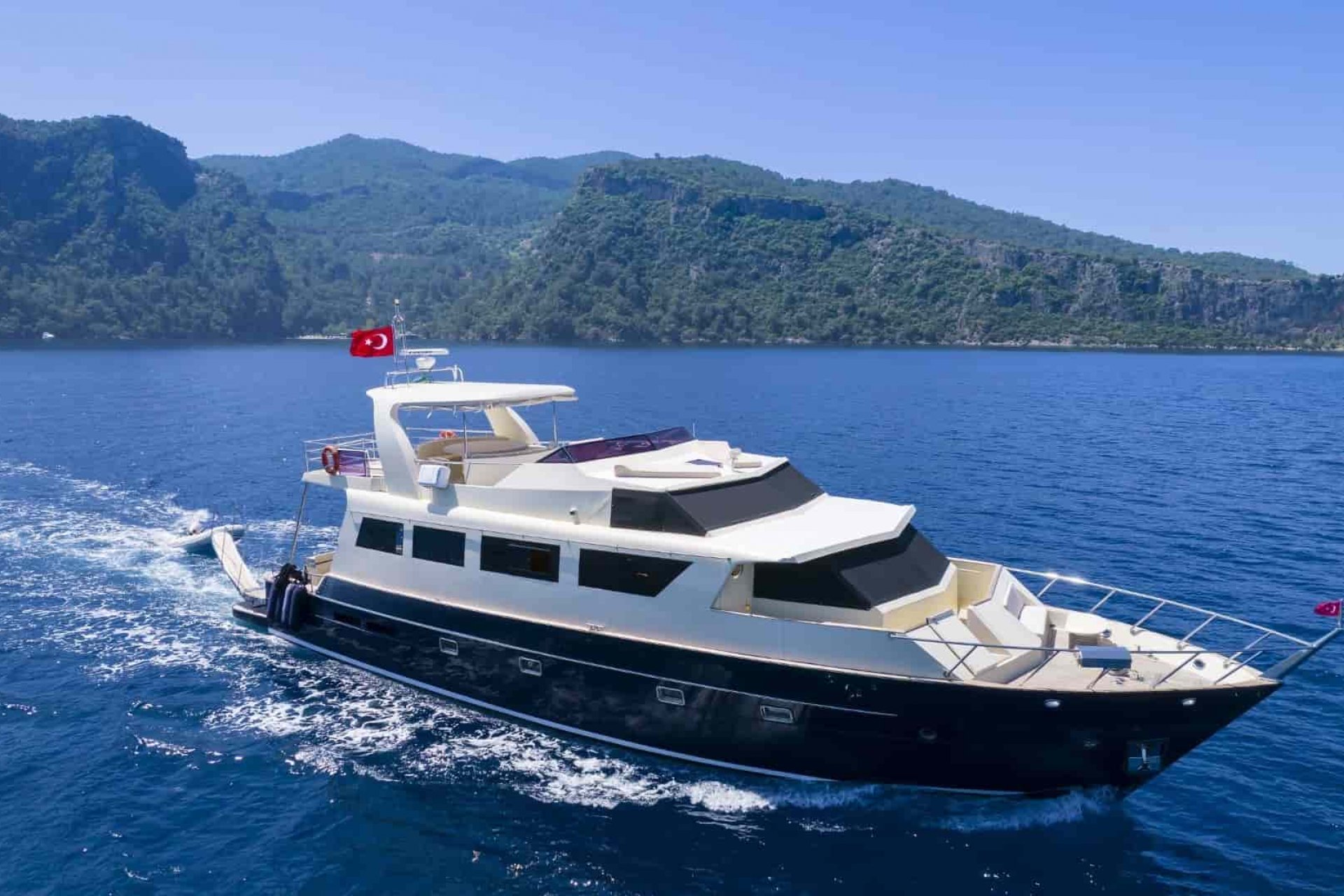 Rental Guide - 10 Reasons to Rent a Motoryacht